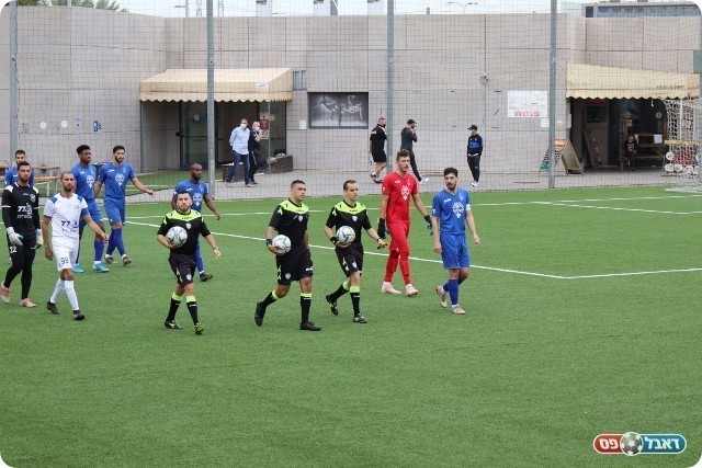 השופט ברוש ושחקני שתי הקבוצות (רון עמיקם)